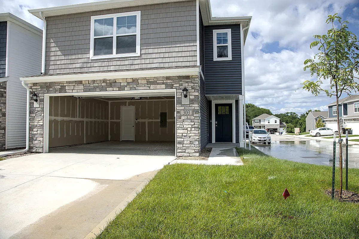 Building Photo - 303 Ember Dr