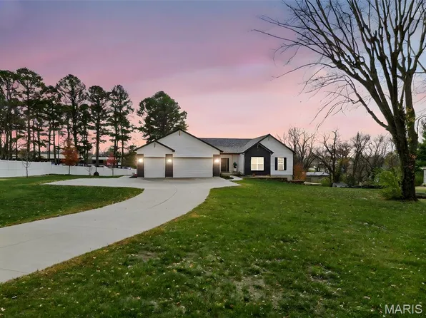 4 Sunset Acres Dr, Saint Charles, MO 63304