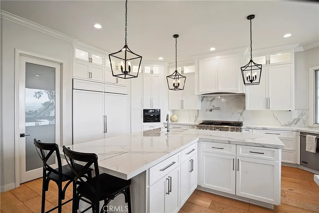 6 bed, 6810 sqft, $22,000 — Photo 2