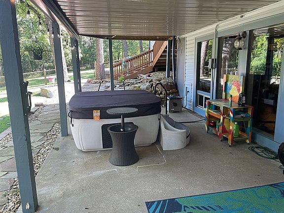Covered patio w/hot tub