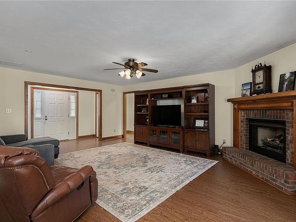 3rd image of 813 Puddin Ridge Rd