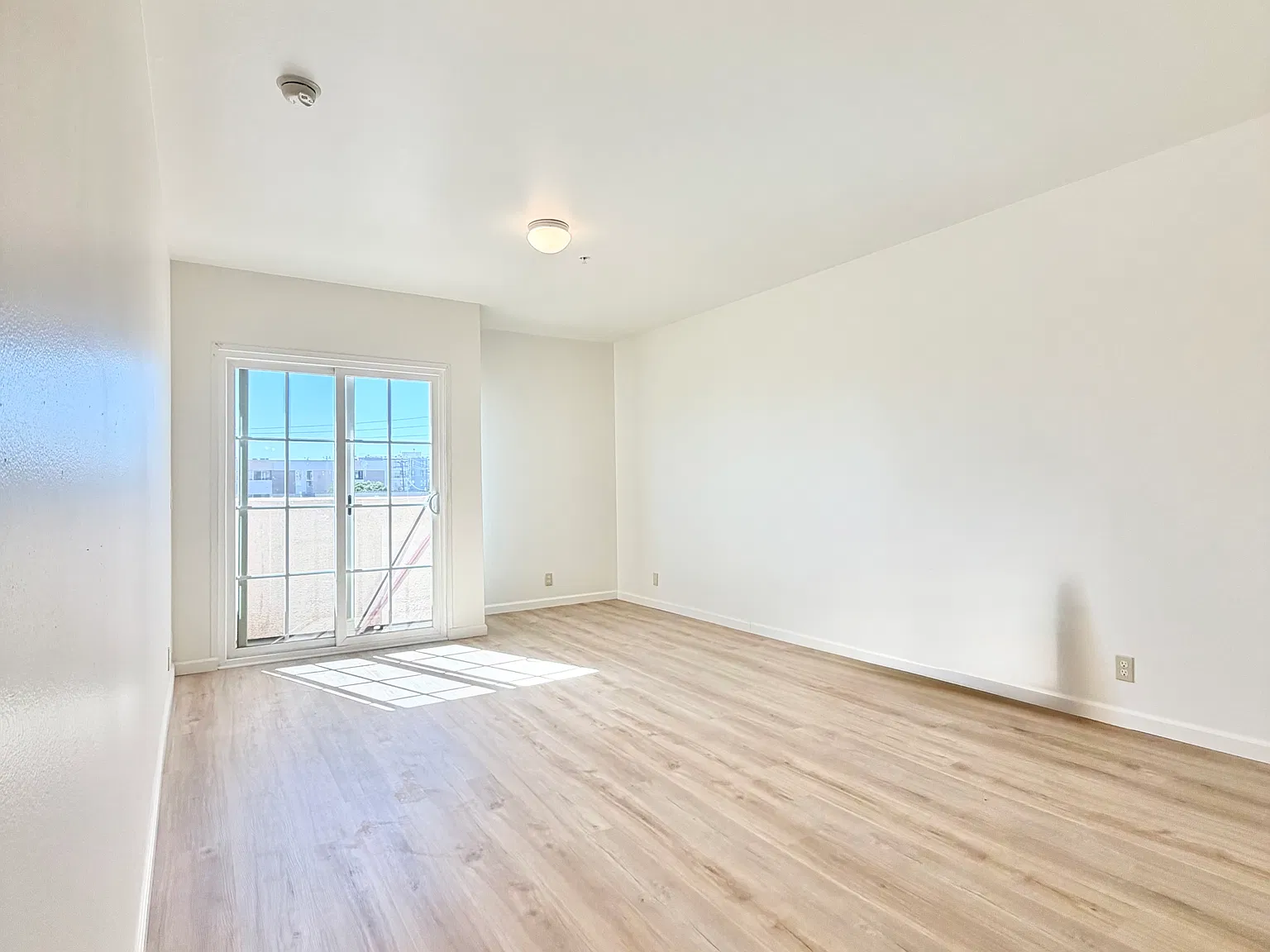 3 bed, 1200 sqft, $5,000 — Photo 3