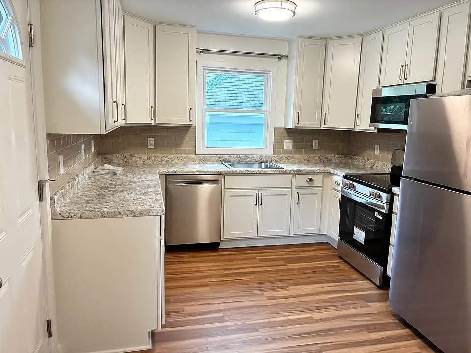3 bed, 1150 sqft, $2,450 — Photo 2