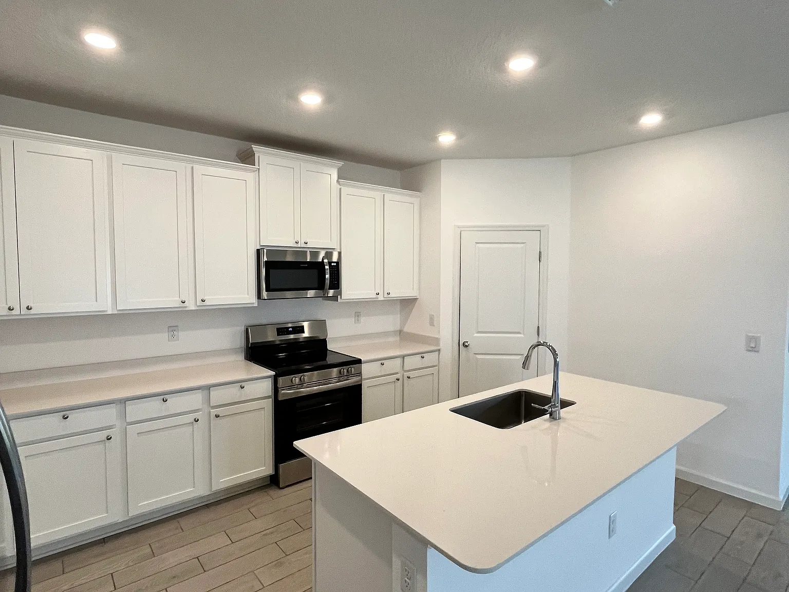 4 bed, 2040 sqft, $2,300 — Photo 3