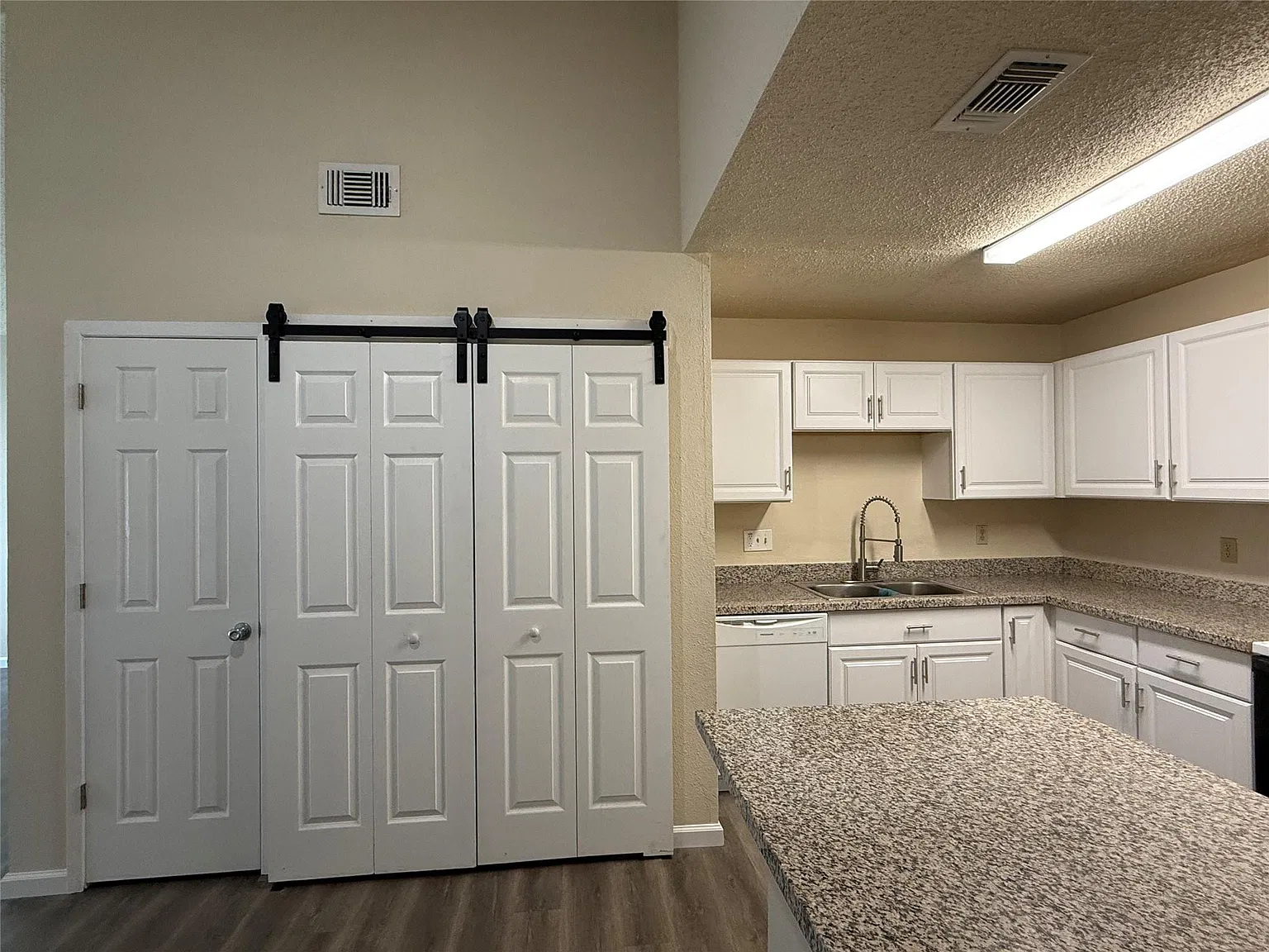 3 bed, 2.0 bath, 1153 sqft, $1,700 — Photo 4
