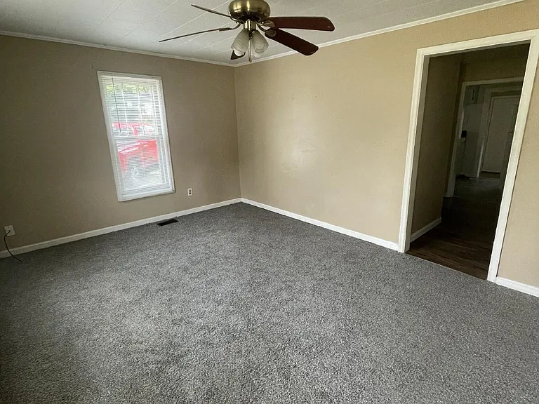 300 Raven St — Photo 2