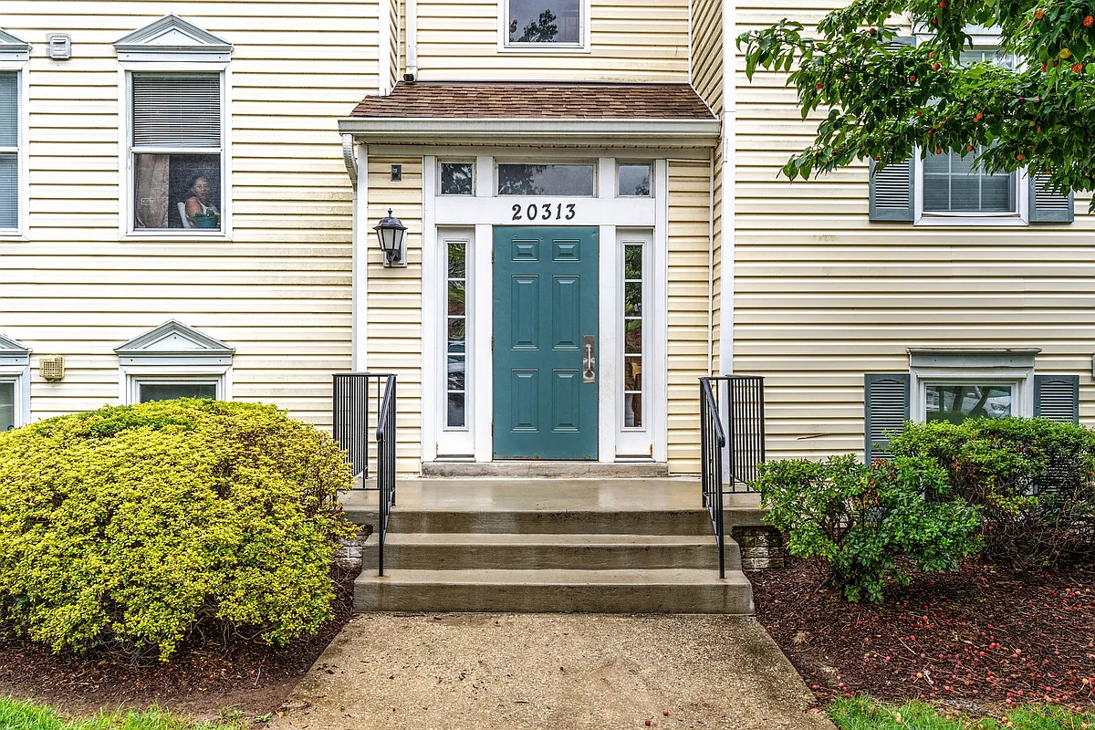 Building Photo - 20313 Beaconfield Ter #102