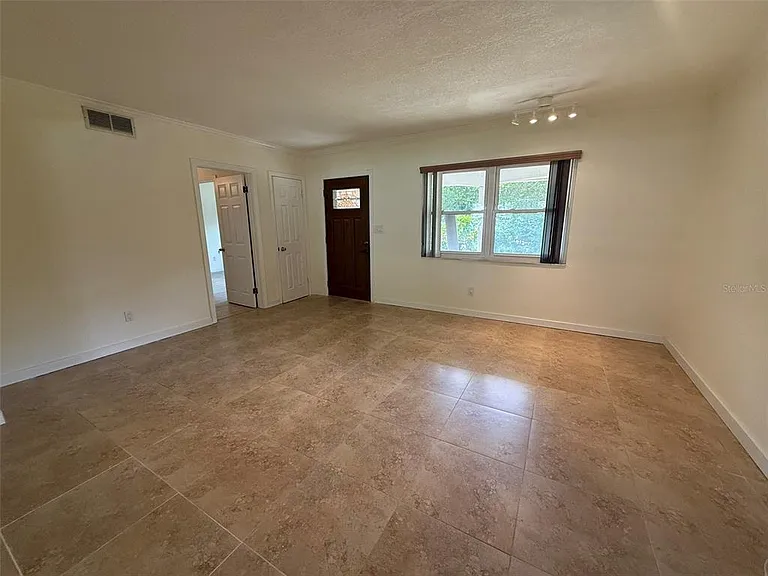 215 S West Shore Blvd — Photo 7