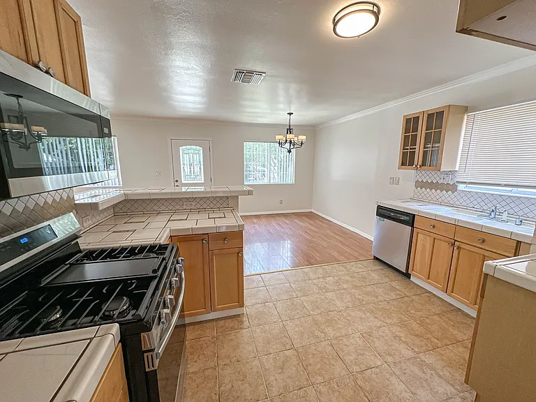 7353 Yarmouth Ave — Photo 7