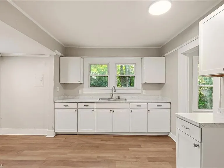 2051 Bloomfield Dr — Photo 6