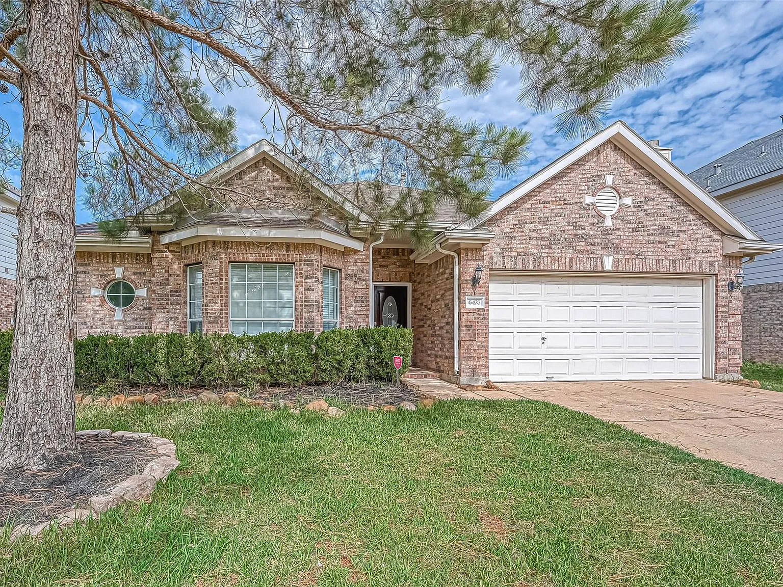 4 bed, 2.0 bath, 2164 sqft, $2,100 — Photo 2