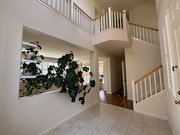 Front of home w/ high ceiling