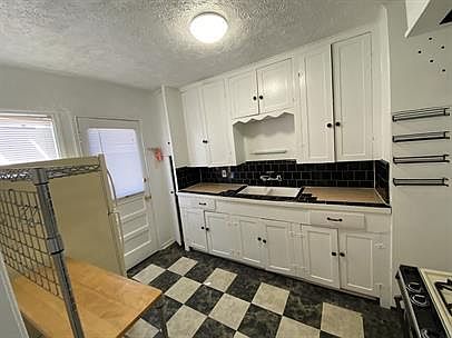 3rd image of 4402 Roseland St #17202358