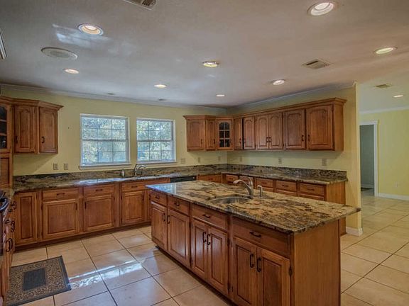 5th image of 2025 Glen Cove Dr