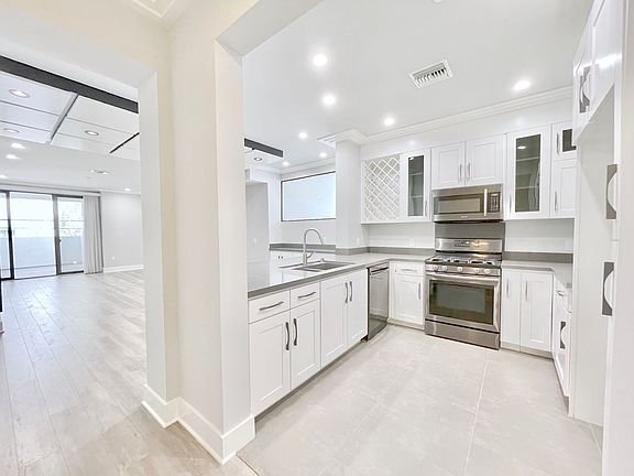 4th image of 11823 Darlington Ave #402