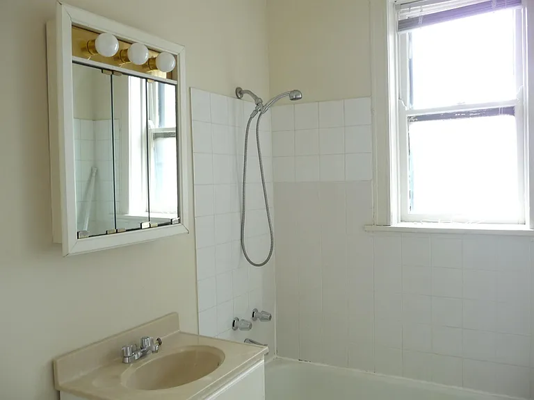 2752 N Bosworth Ave #1 — Photo 3