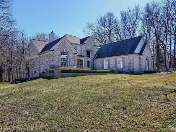7481 Wyngate Dr, Clarkston, MI 48348