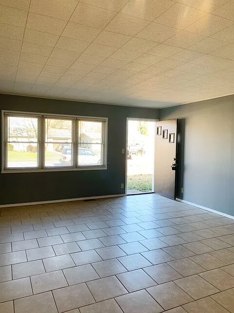 3 bed, 1.0 bath, 888 sqft, $1,295 — Photo 3