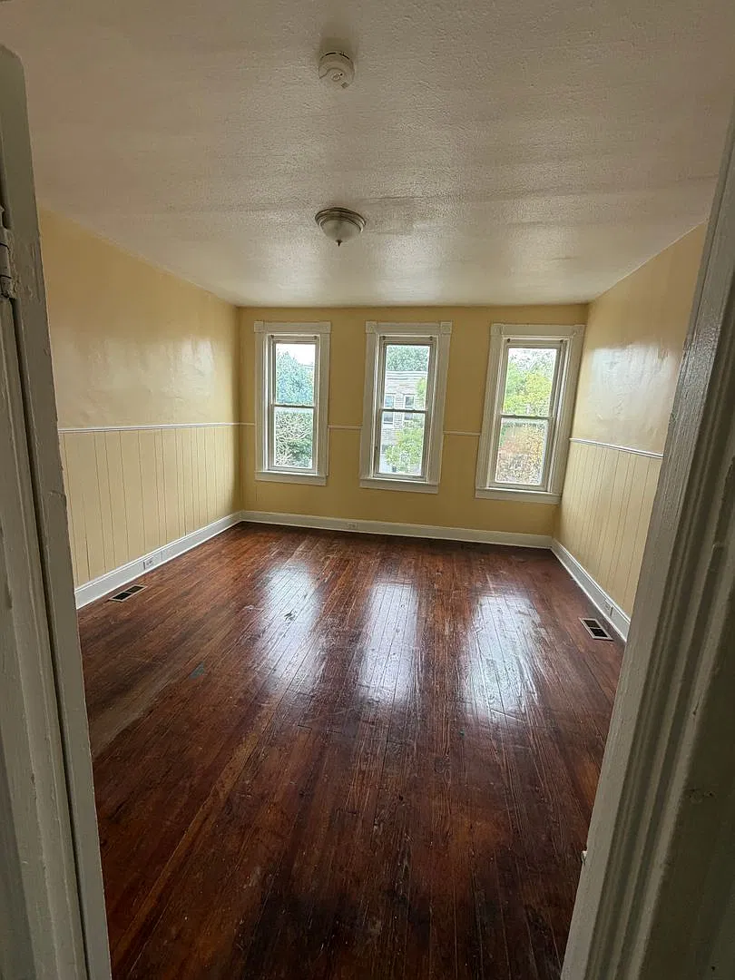 Now Leasing! Spacious 3-Bedroom Home Water Included! — Photo 4