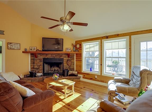 4th image of 1122 Lakeside Dr
