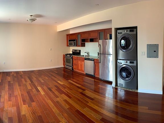 3rd image of 3085 Vernon Blvd APT 2L