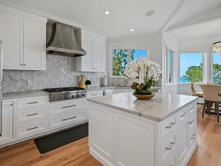 555 Amphitheatre Dr — Photo 14