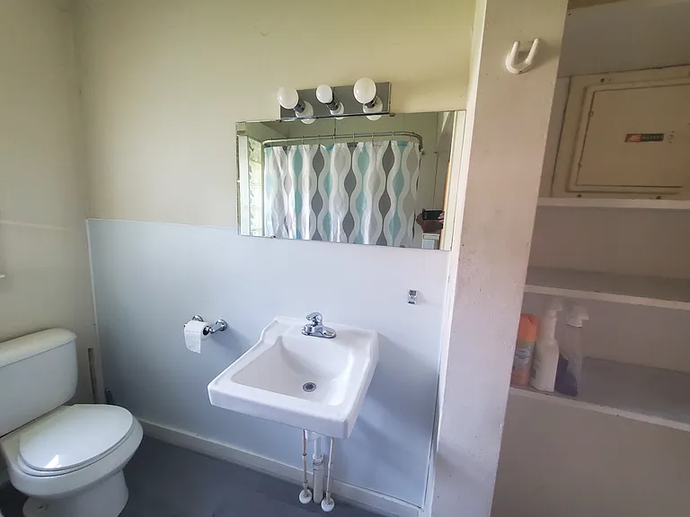 Great bathroom with good light and lighting where needed !