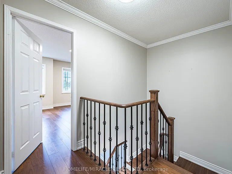 419 Rossland Rd E — Photo 24