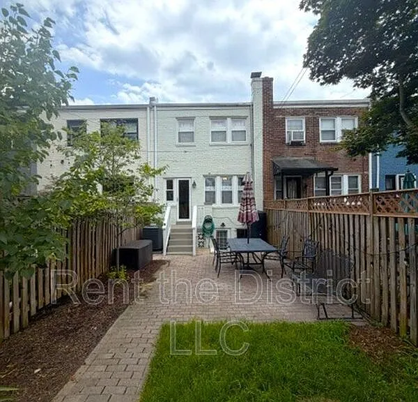 1910 D St NE — Photo 17