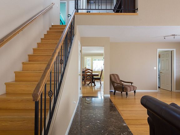 4th image of 127 White Oak Cir