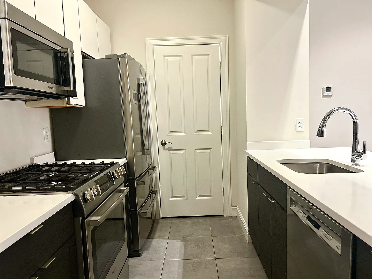 1 bed, 940 sqft, $2,300 — Photo 2