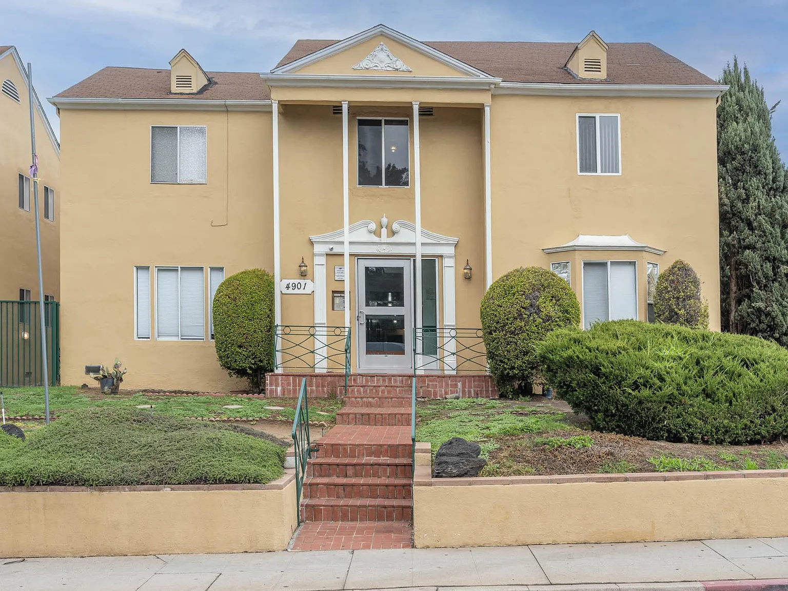 Beverly Blvd Apartments — Photo 3