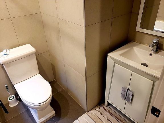 4th image of 1556 Greene Ave #2B