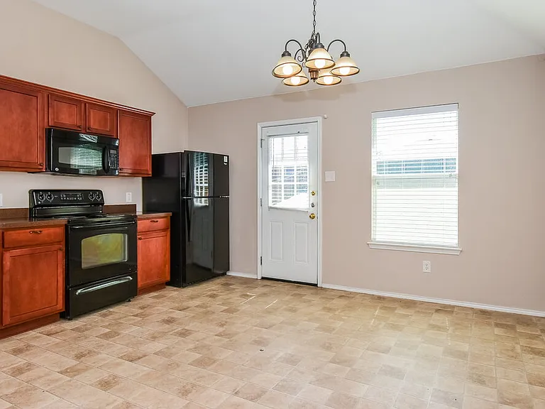 906 Oak Hollow Ln — Photo 6