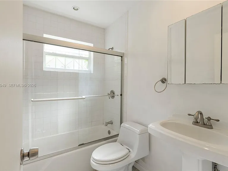 565 NE 160th Ter — Photo 12