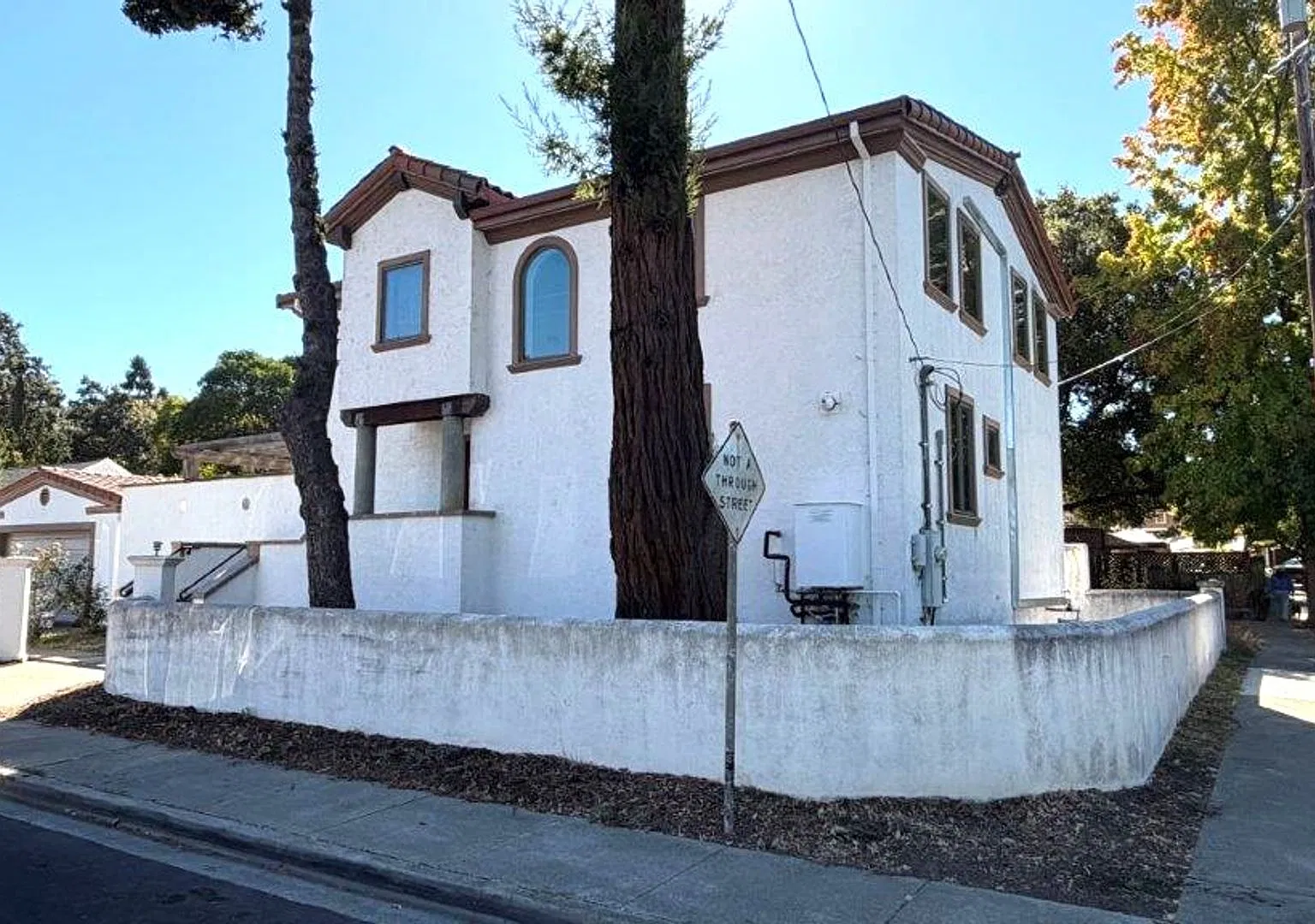 Beautiful 4-Bedroom, 3-Bath Martinez Home with Gorgeous Woodwork, Spacious Living Areas & Private... — Photo 2