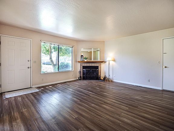 5th image of 216 Silver Leaf Dr APT C