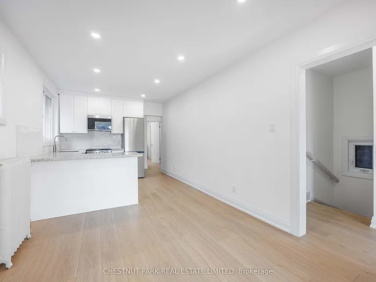 54 McNairn Ave #UPPER — Photo 12