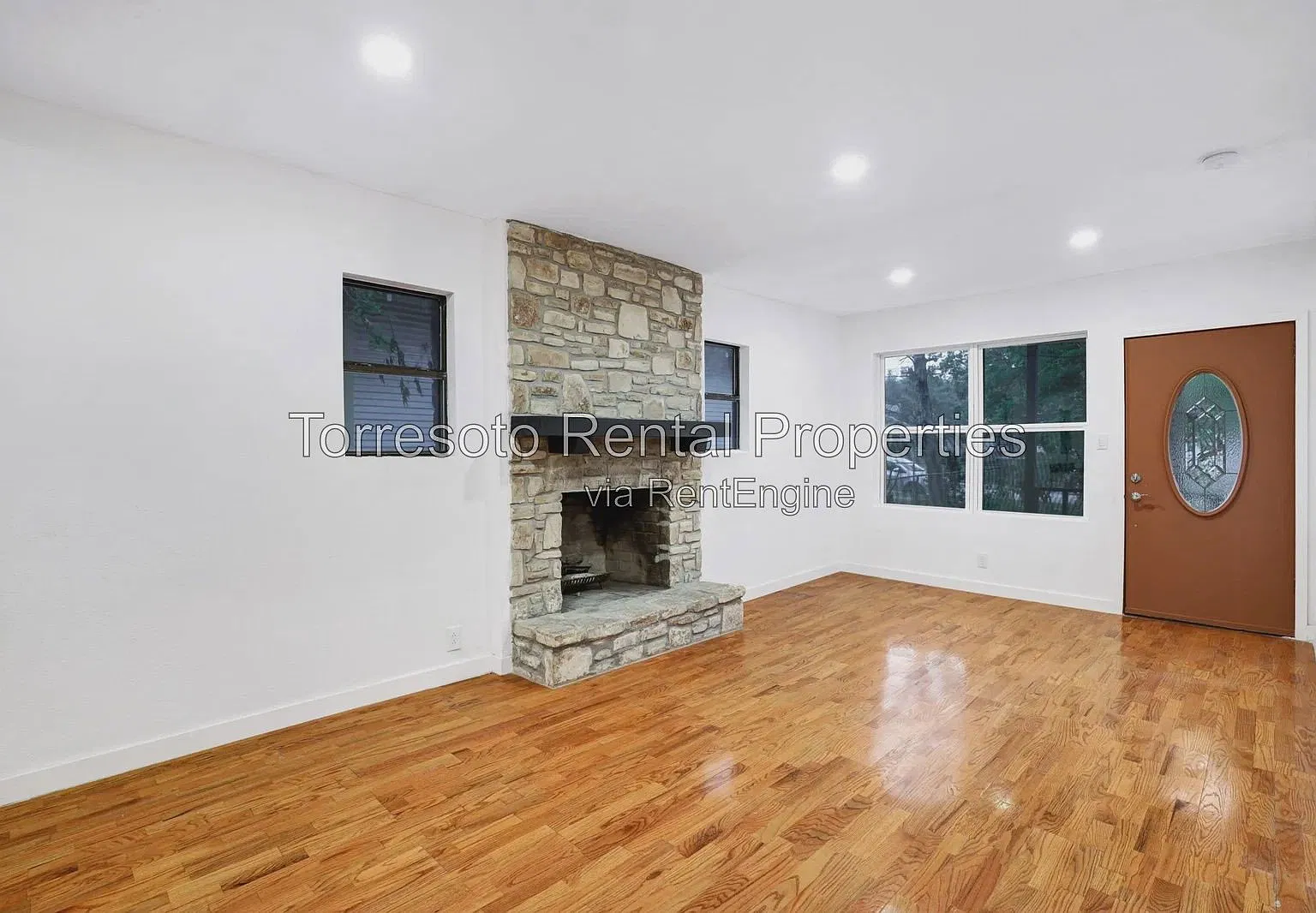 2 bed, 1.0 bath, 1472 sqft, $1,300 — Photo 1