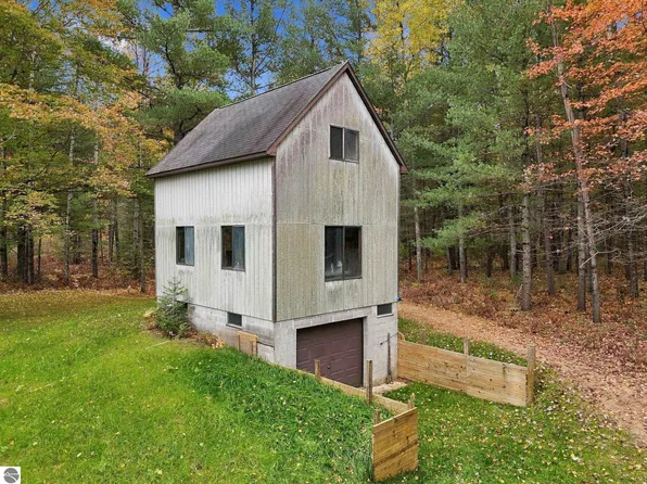 3145 W Blair Townhall Rd, Traverse City, MI 49685