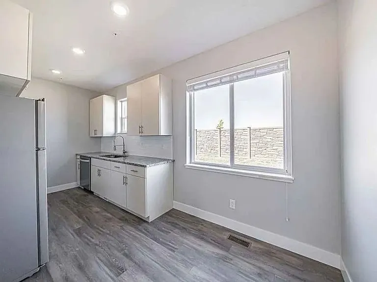 676 Carlow Dr — Photo 12