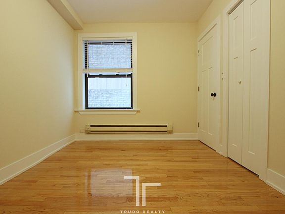 4th image of 425 W Roscoe St #Two01