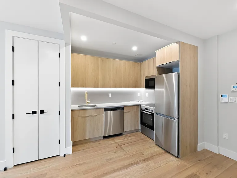 31-61 Vernon Blvd #4G — Photo 4