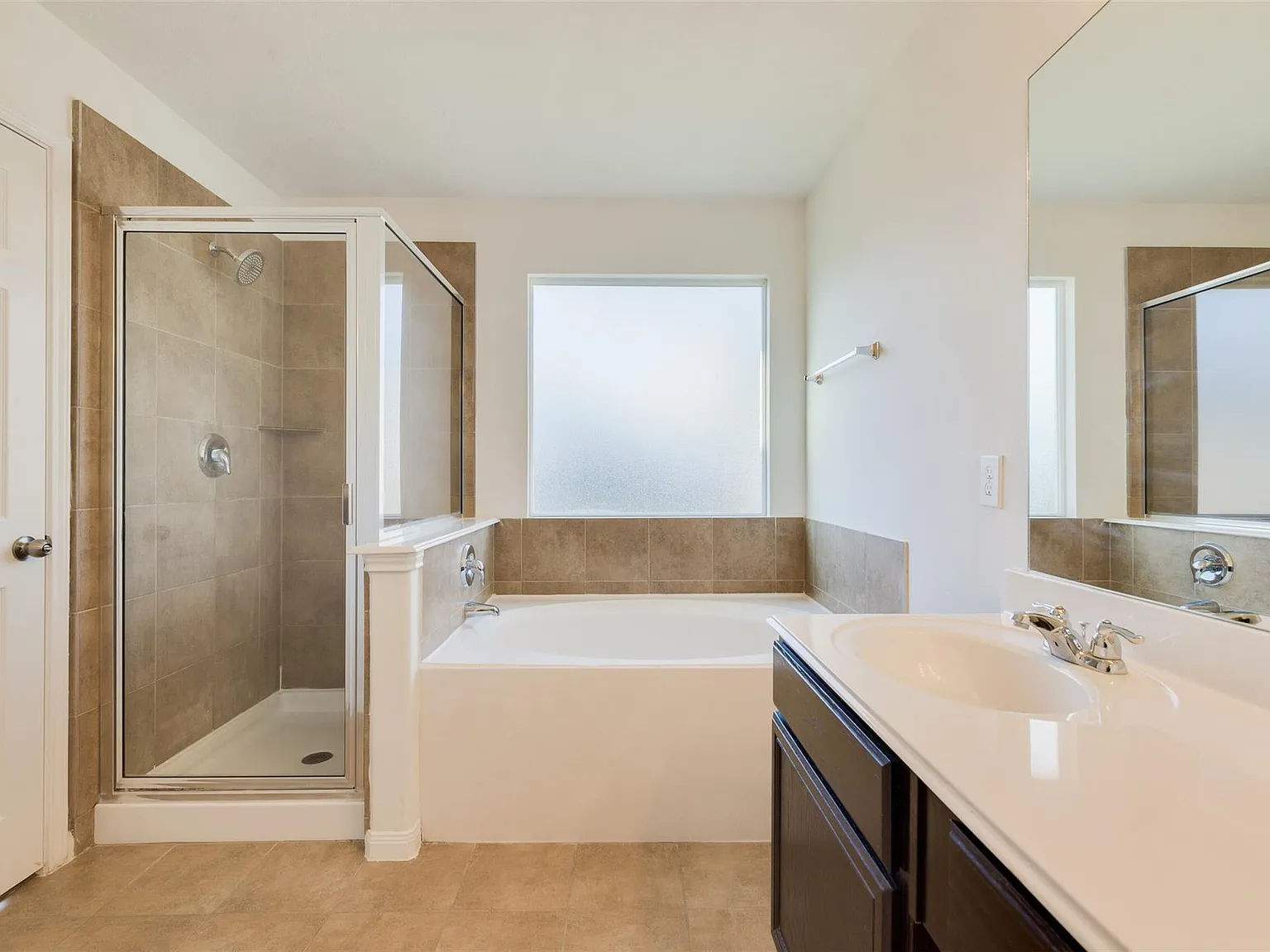 3 bed, 2.0 bath, 1785 sqft, $2,200 — Photo 3