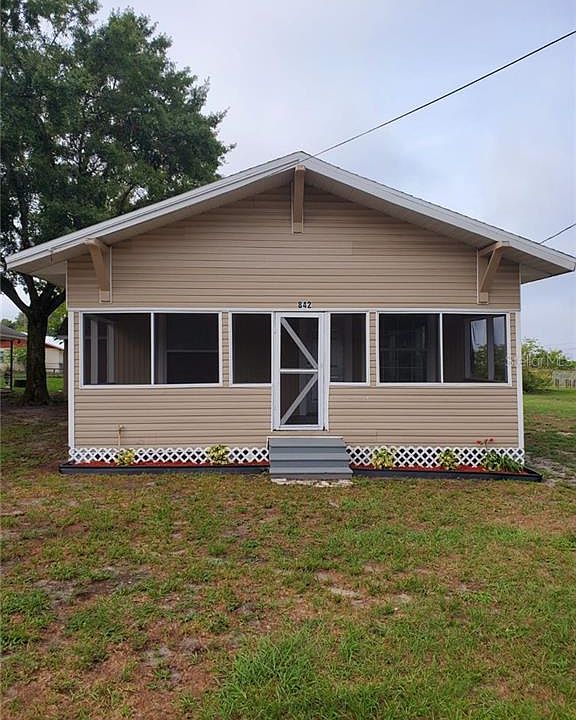 1st image of 842 Avenue N SW