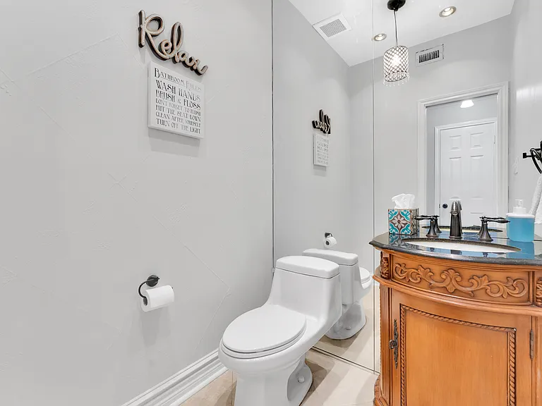 1420 Spenwick Ter — Photo 17