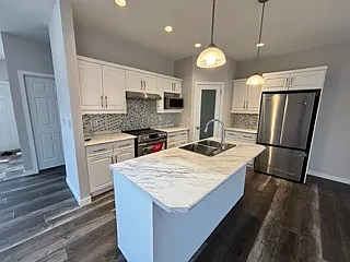 366 Bonaventure Dr W — Photo 2