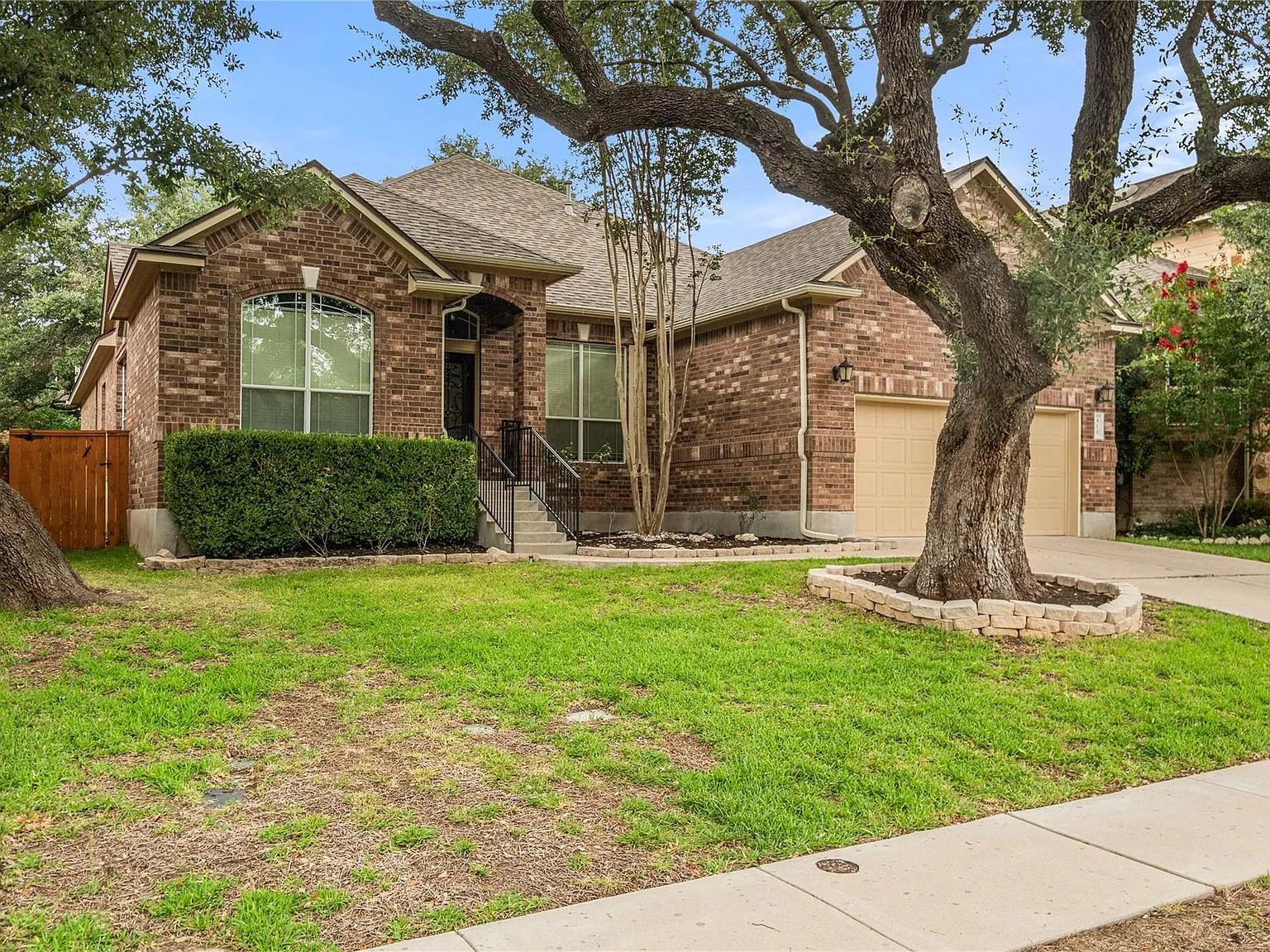 4 bed, 2.5 bath, 2708 sqft, $2,700 — Photo 3