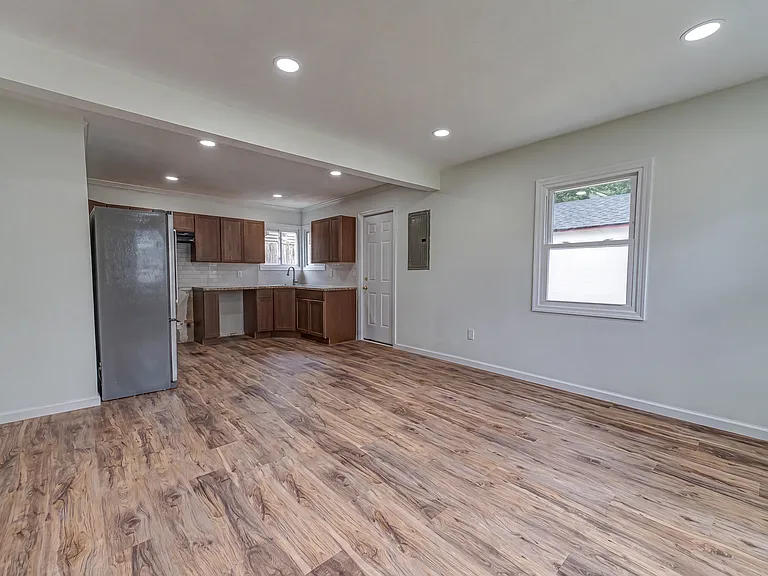 2528 Marshall Ave — Photo 6