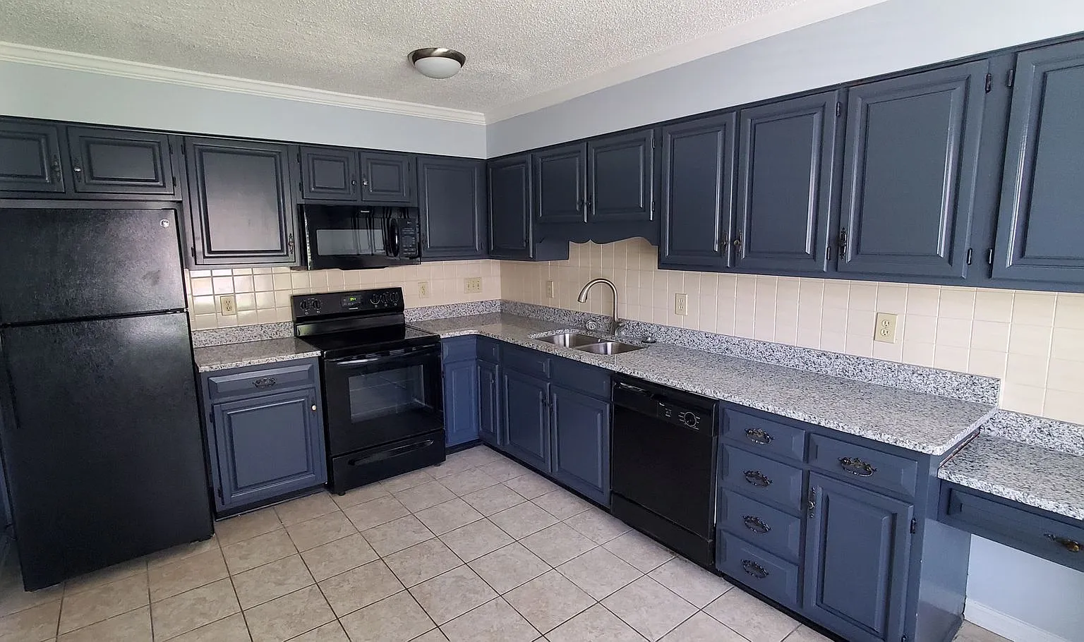 2 Bedroom 2.5 Bathrooms Townhome — Photo 3